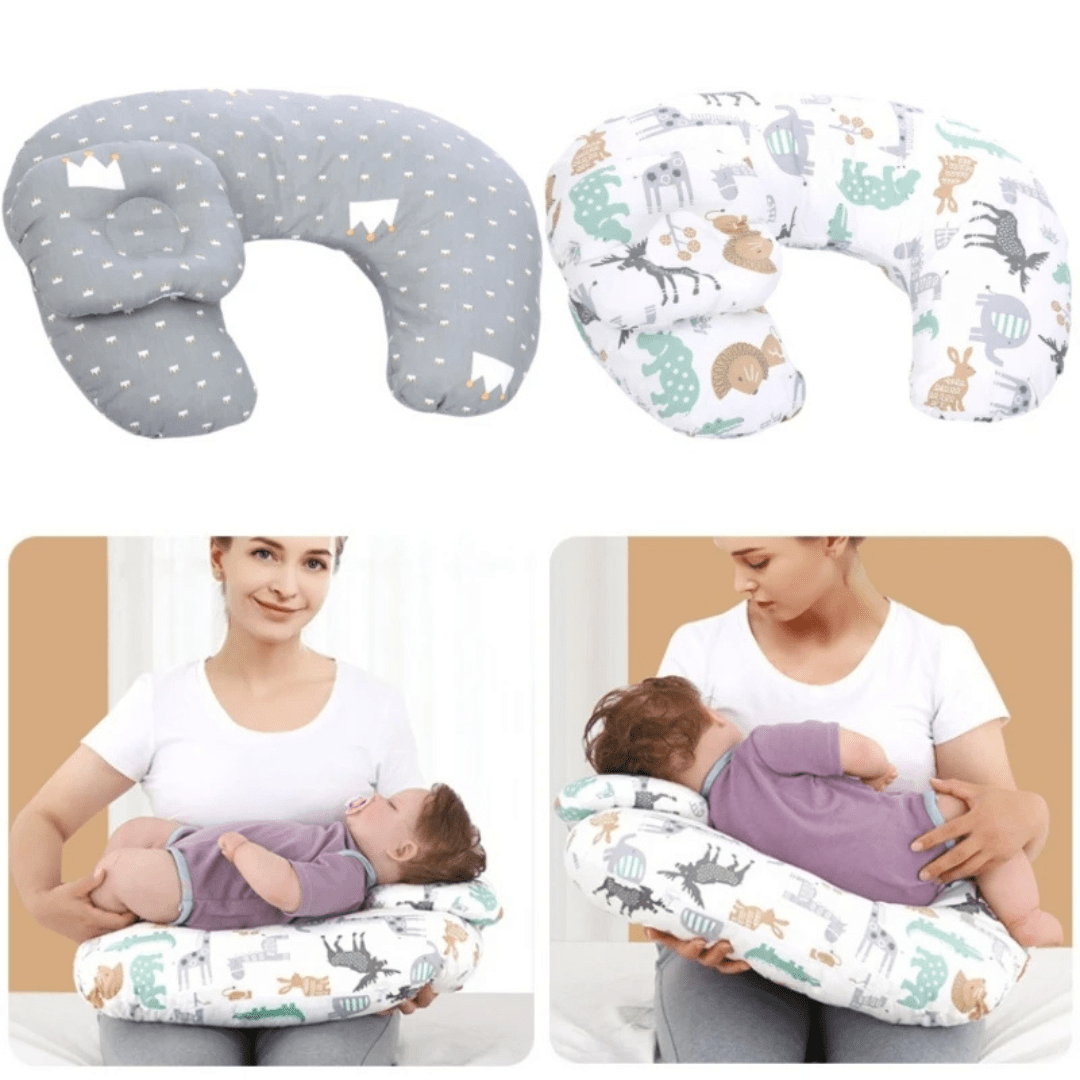 Mutter stillt Neugeborenes mit Shelby Stillkissen in Safari-Print auf Sofa