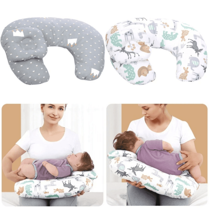 Mutter stillt Neugeborenes mit Shelby Stillkissen in Safari-Print auf Sofa