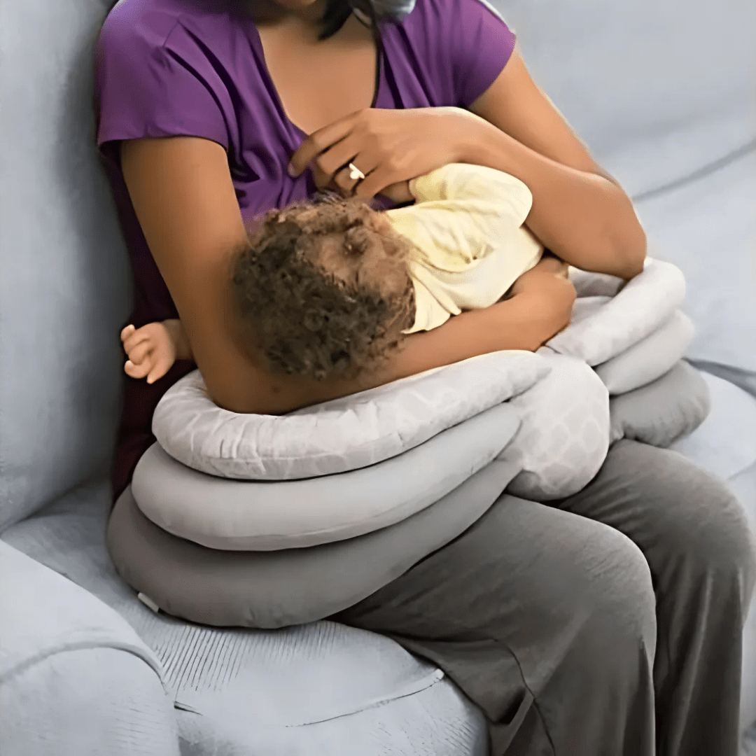 Ergonomisches Teagan Stillkissen um die Taille gelegt – Komfort beim Fläschchengeben
