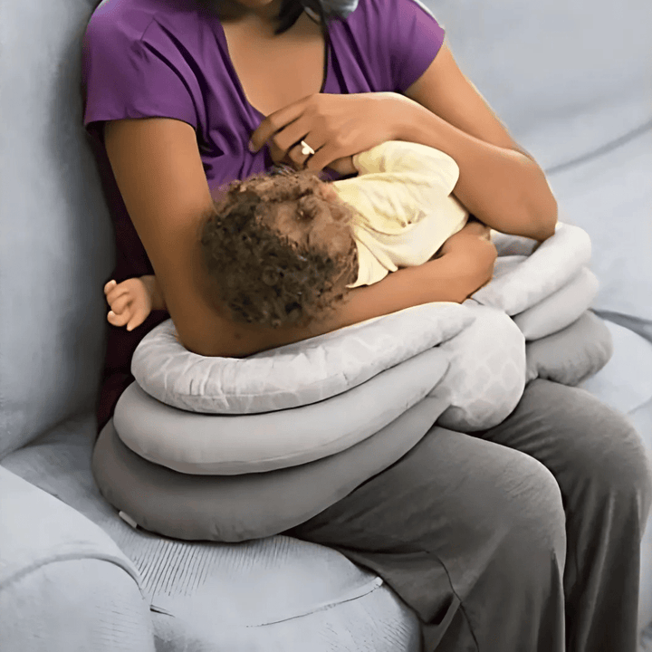 Ergonomisches Teagan Stillkissen um die Taille gelegt – Komfort beim Fläschchengeben
