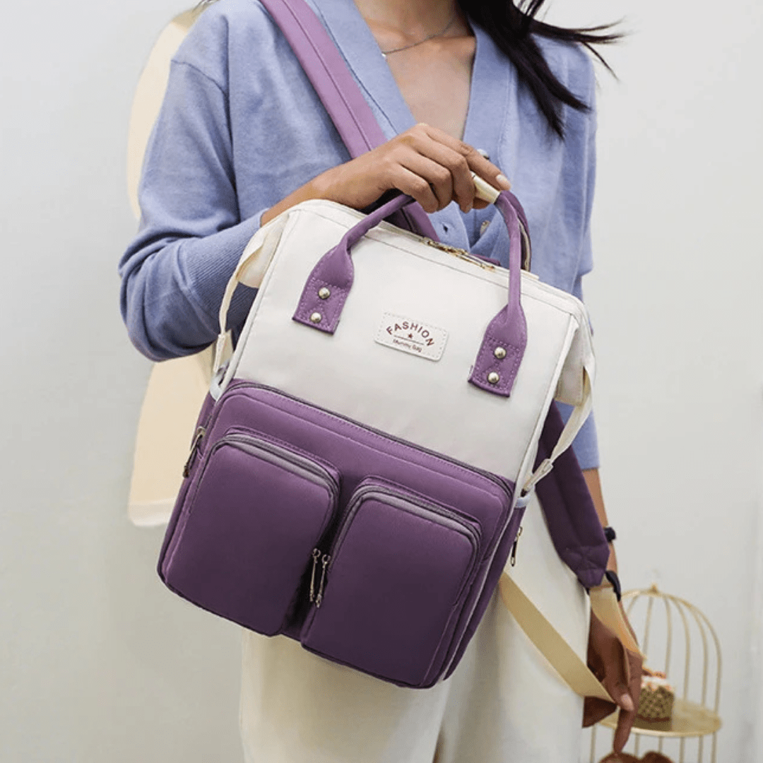 Person traegt lila Tebby Wickelrucksack