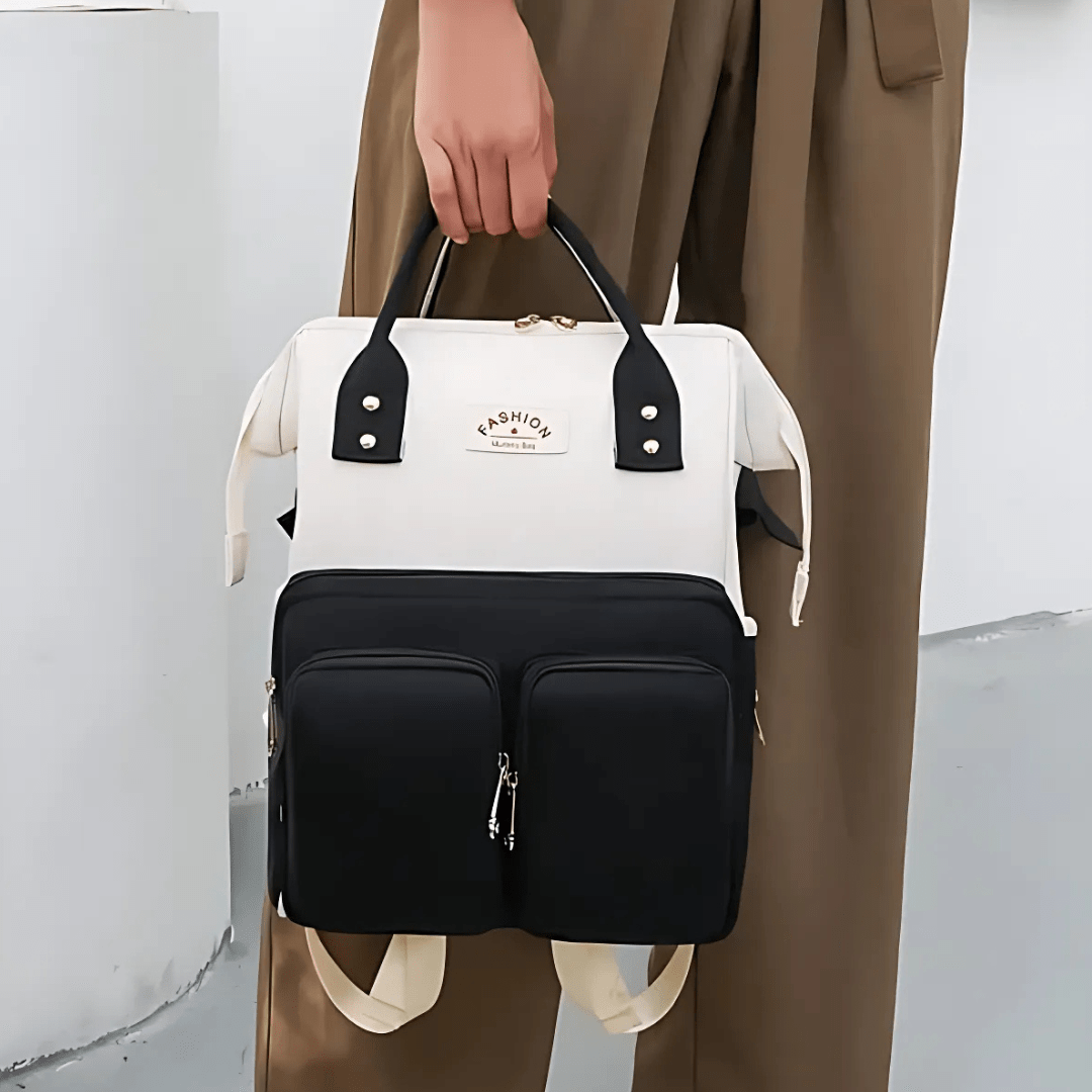 Person traegt schwarzen Tebby Wickelrucksack