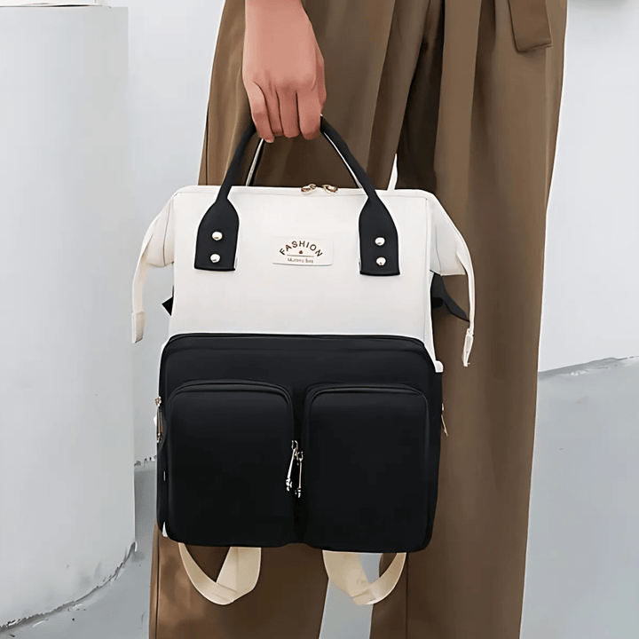 Person traegt schwarzen Tebby Wickelrucksack