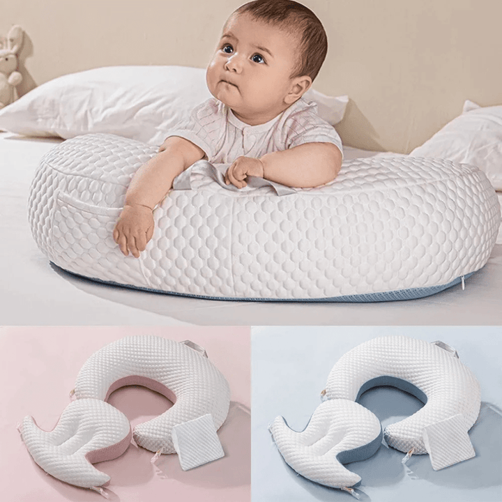 Mutter stillt ihr Baby bequem auf dem Sofa mit weißem Willow Stillkissen
