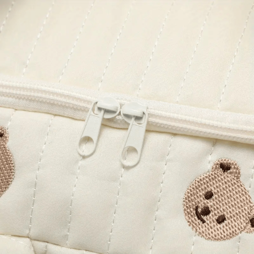 Reißverschluss-Close-up – Gepolsterte Lasche mit Herzchen-Stickerei