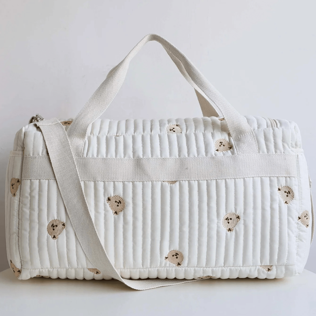 Willow Wickeltaschen-Set – Zwei Taschen auf Wickeltisch, natürliches Licht
