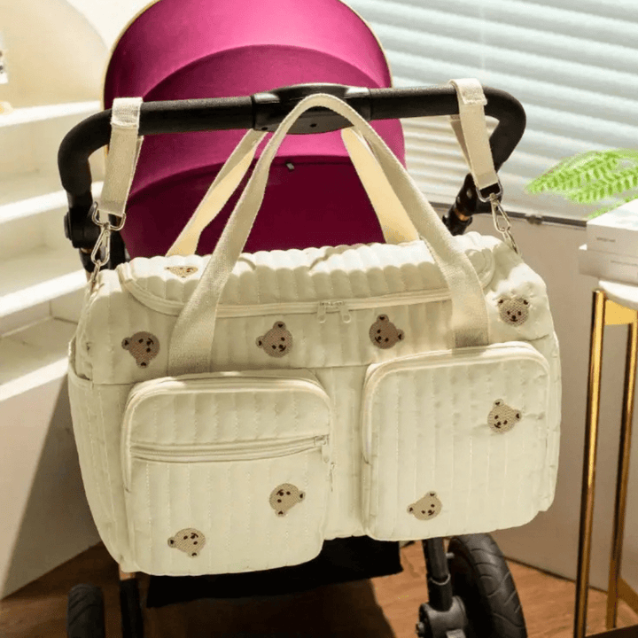 Willow Wickeltasche am Kinderwagen befestigt, goldene Schnallen im Fokus