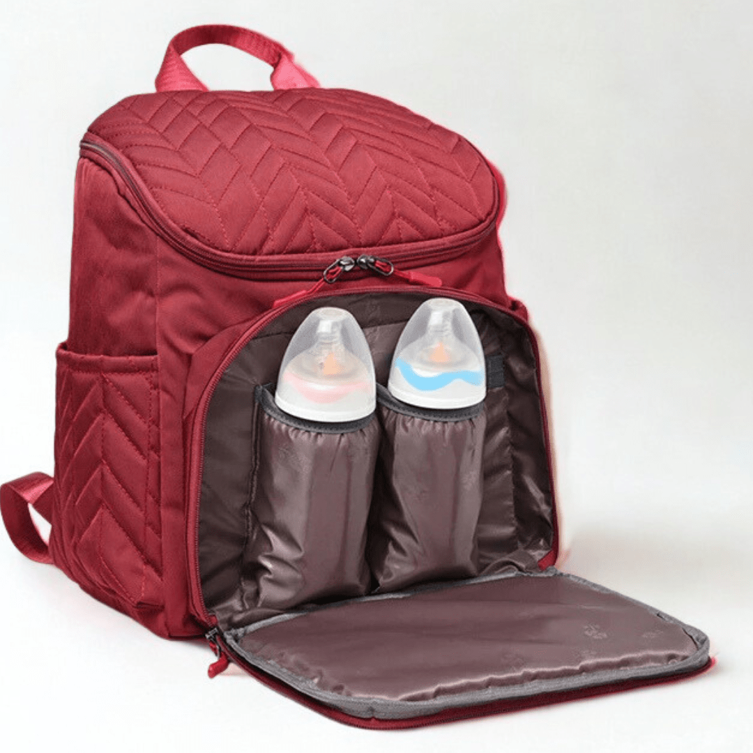 Geopende rode rugzak met twee geïsoleerde flessenhouders