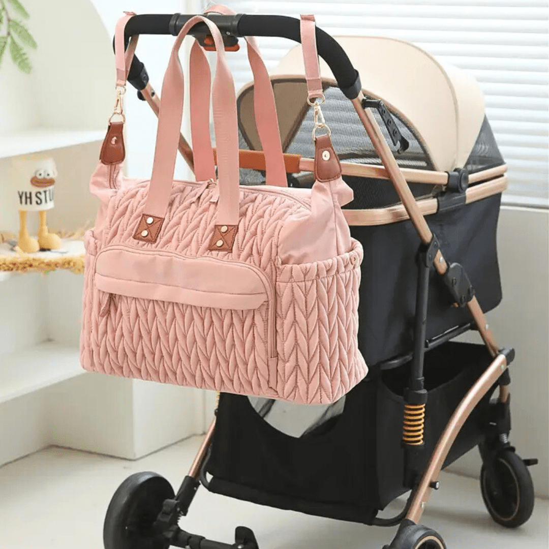 Wickeltasche Rosé – befestigt am Kinderwagen mit Haken