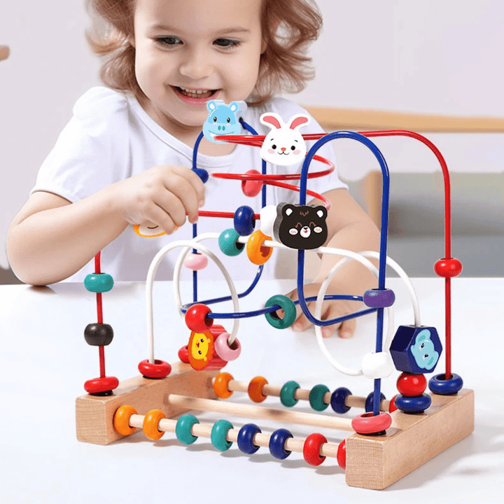 Lernspiel auf Teppich: Eltern beobachten, während Baby bunte Kugeln sortiert