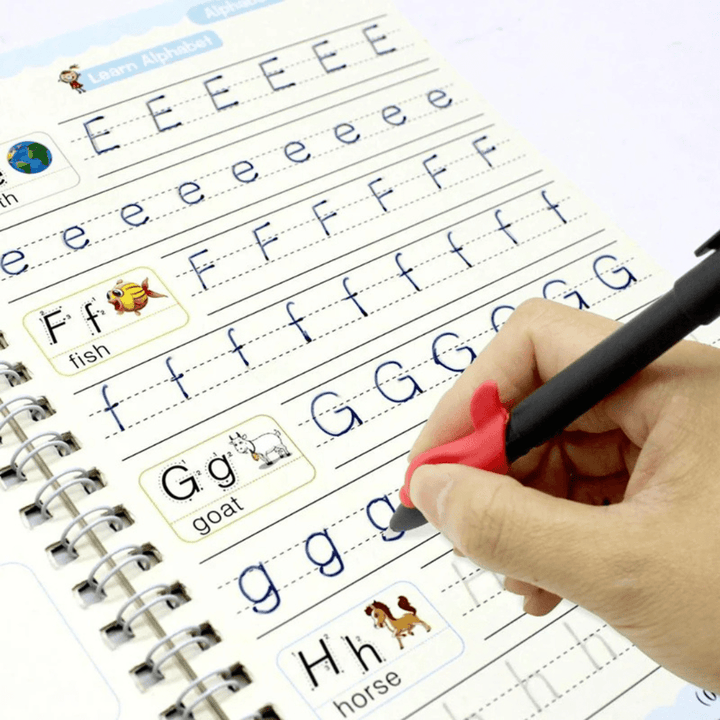 Kind führt Stift über vor­gedrucktes „A“, trainiert Schreib­motorik ohne Radier­gummi
